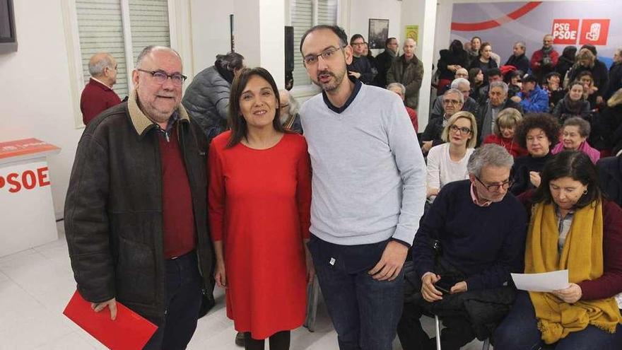 J.Ramón Fernández Morgade anoche, en la sede del PSOE con el número 2 de su lista, Javier Rey y la secretaria saliente, Carmen Rodríguez Dacosta. // Iñaki Osorio