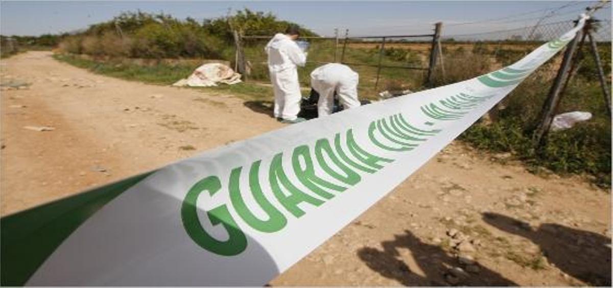 Los investigadores buscaron pruebas en el lugar del crimen.