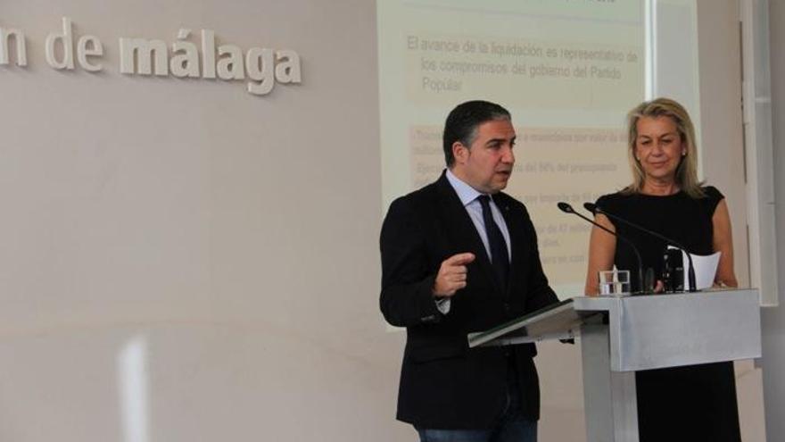 Elías Bendodo y Francisca Caracuel durante la rueda de prensa de ayer.