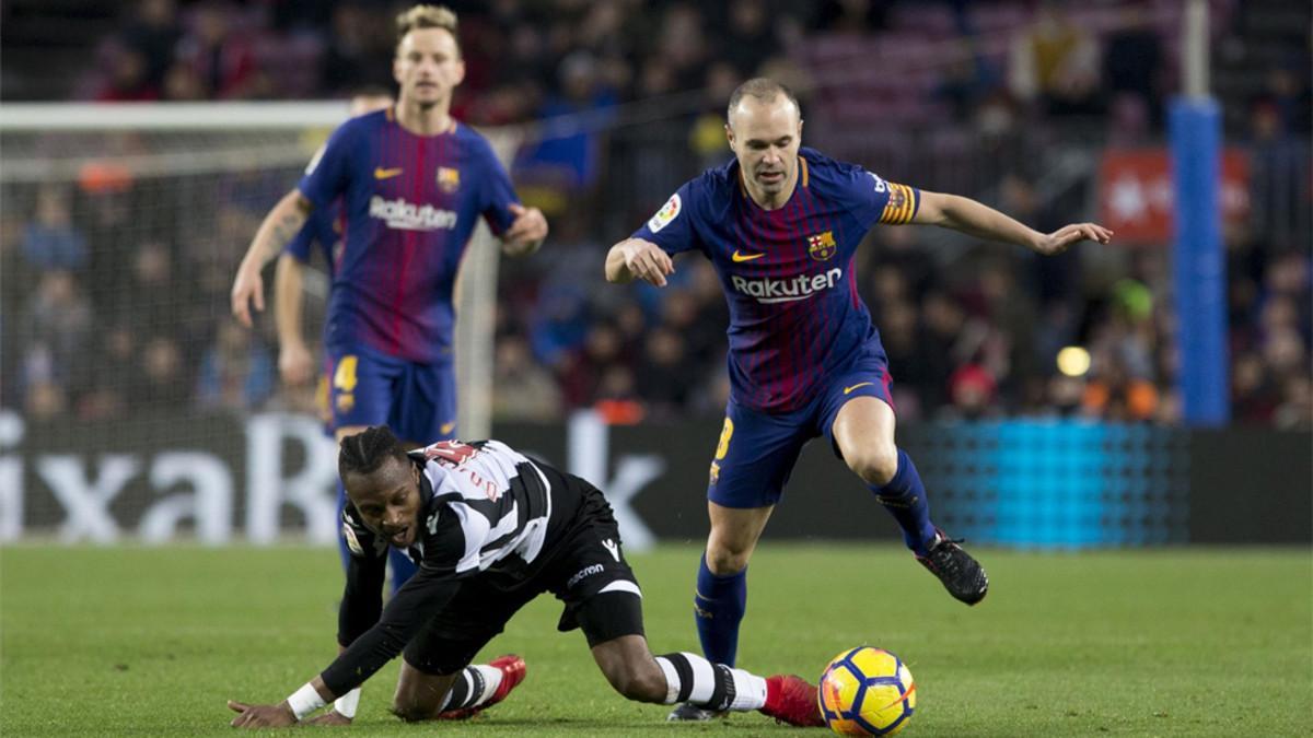 Ivan Rakitic y Andrés Iniesta durante el Barça-Levante de la Liga 2017/18 en el Camp Nou