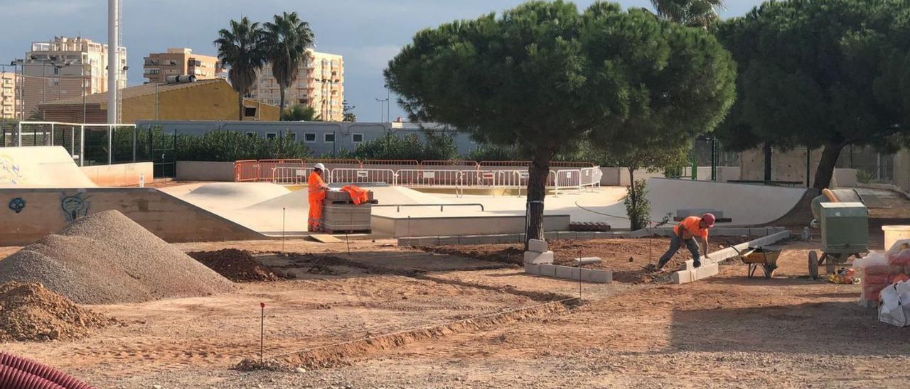 El Ayuntamiento de Benicàssim ha iniciado los trabajos para adecuar el entorno del ‘skatepark’ para inaugurar el recinto. | R. D. B.