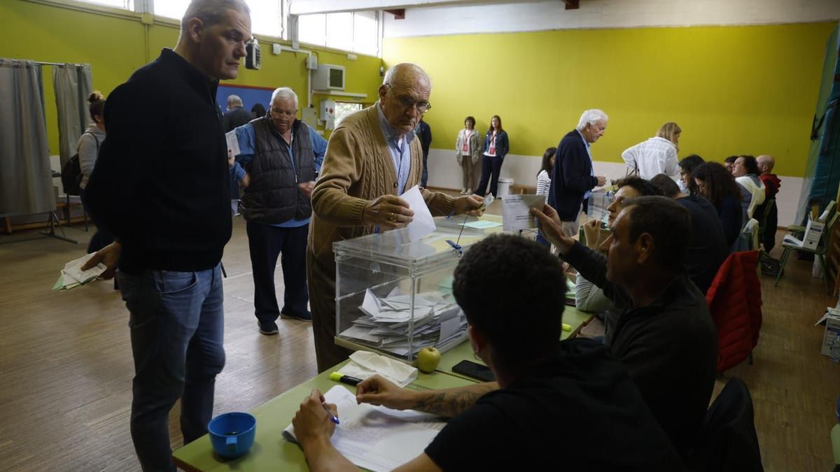 Gente votando en un colegio electoral de Vigo.