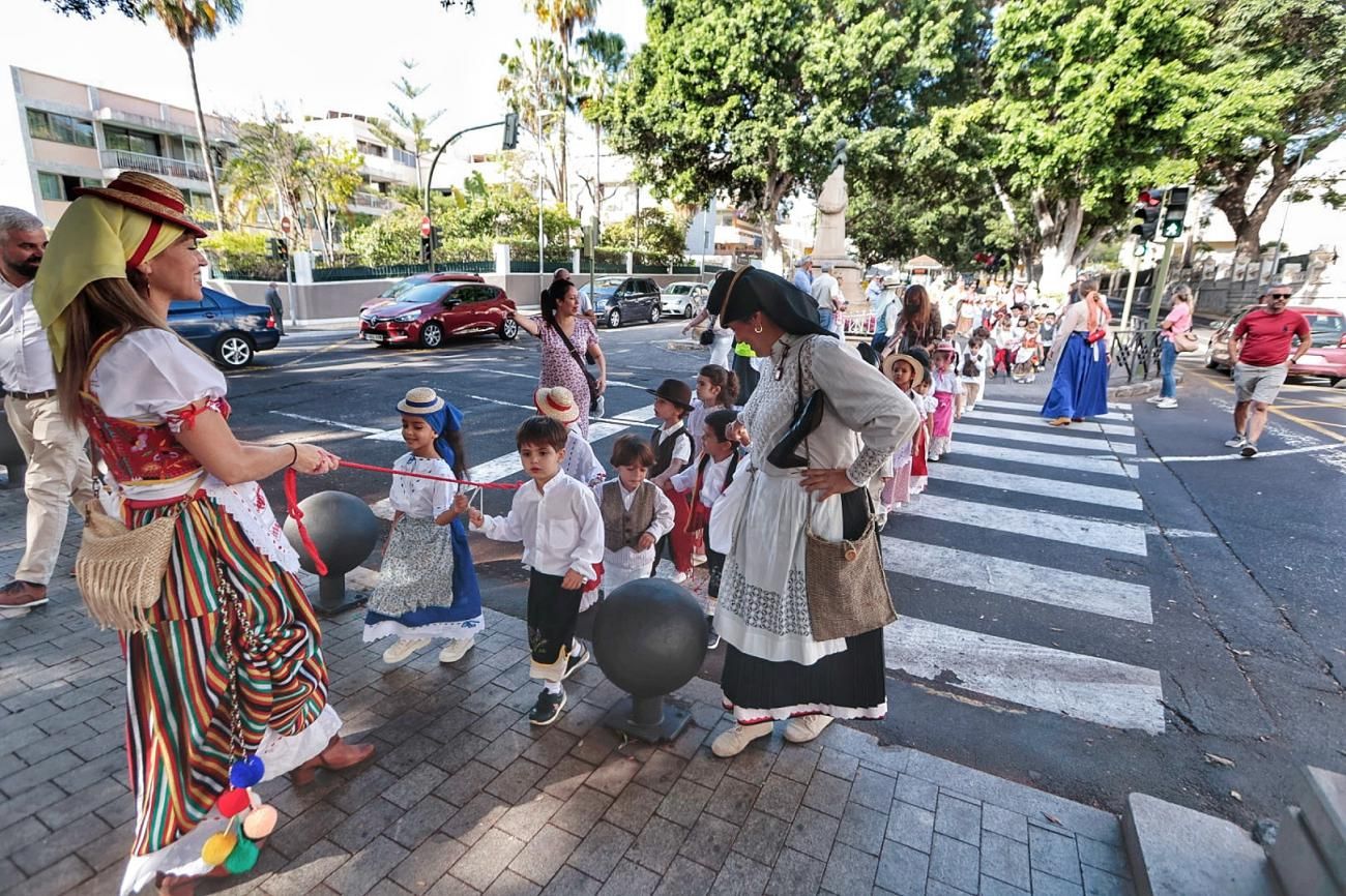 Romería infantil del colegio de La Pureza por la rambla de Santa Cruz