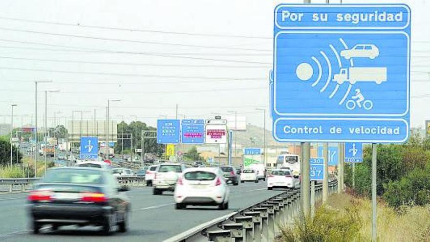 Vehículos circulan por el ‘nudo de Espinardo’ en dirección a Alicante, donde hay un radar fijo a 80 km/h.               | J.C. / L.O.
