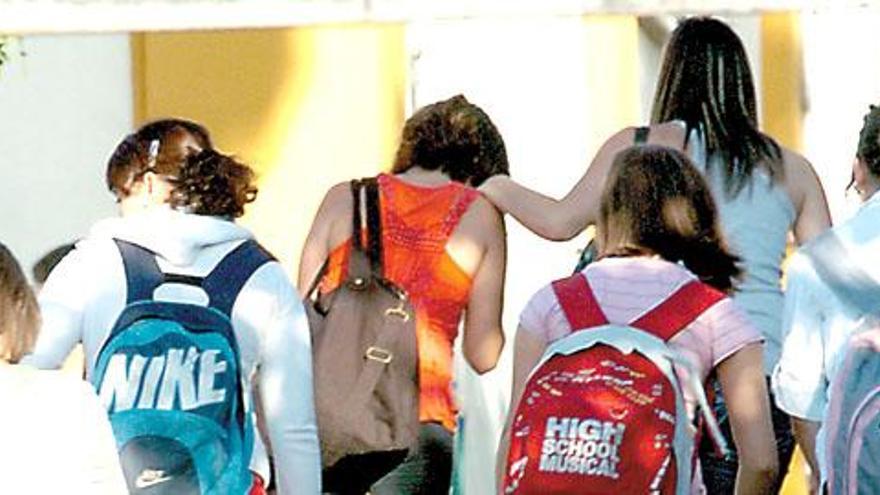 Un grupo de adolescentes a la entrada de un instituto de Las Palmas de Gran Canaria.