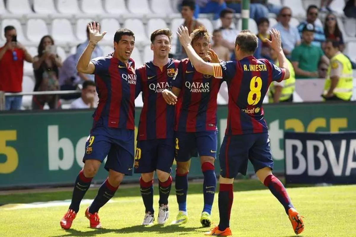 Luis Suárez, Messi y Neymar, junto a Iniesta, celebran un gol ante el Córdoba CF en El Arcángel.