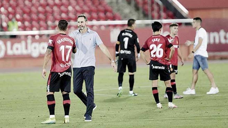 Vicente Moreno consuela a sus jugadores al final del partido.