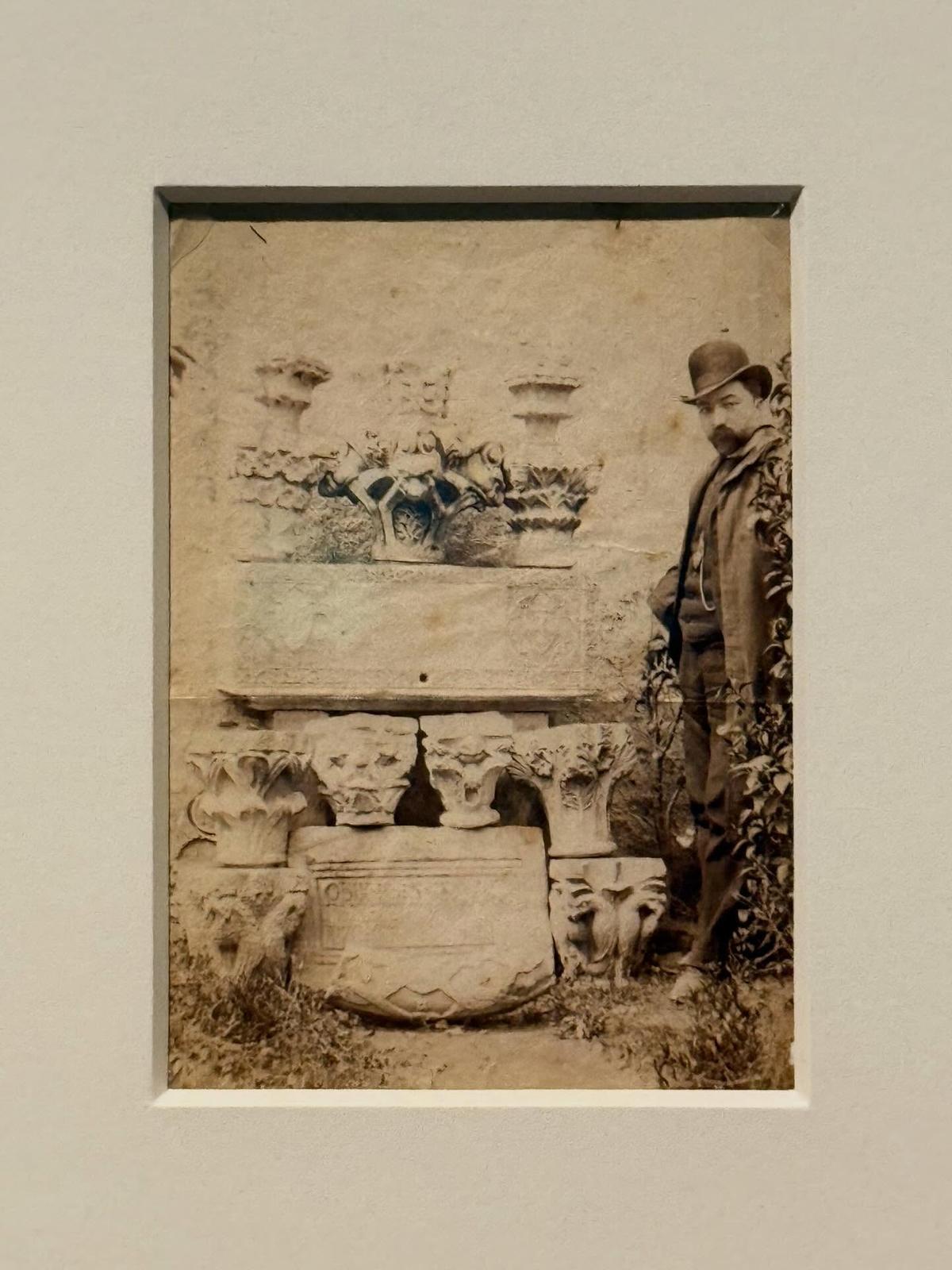 Fotografia de peces de la col·lecció d'Esteve Trayter a Figueres. Fons Domènech i Muntaner.
