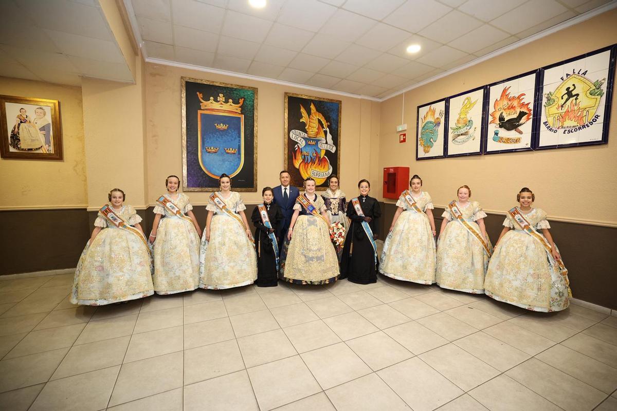 Ana Olivas y su Corte de Honor.