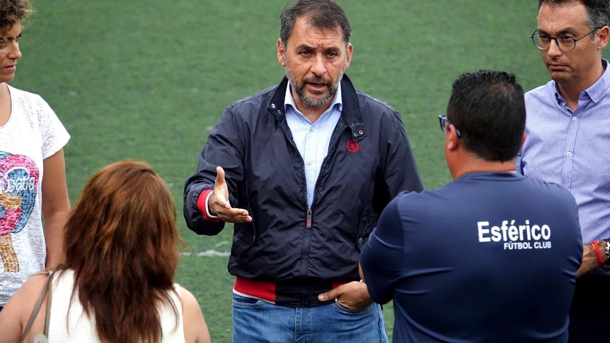 El alcalde de Santa Cruz, José Manuel Bermúdez, en uno de los campos de fútbol del municipio.