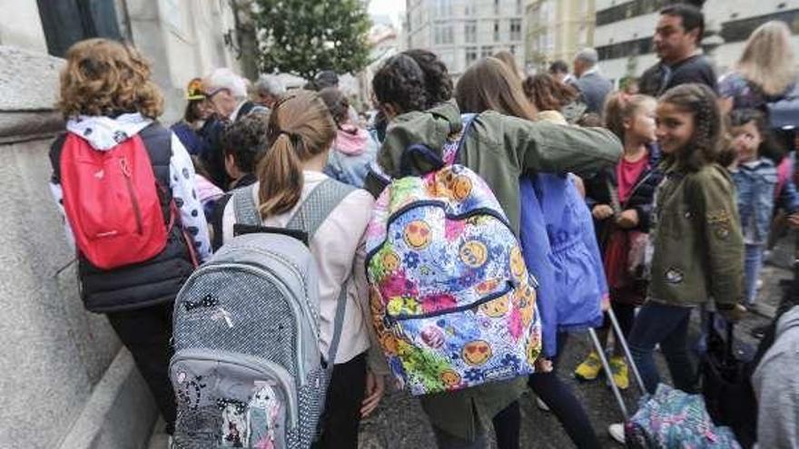 Un grupo de niños acude a su primer día de colegio en el pasado septiembre.