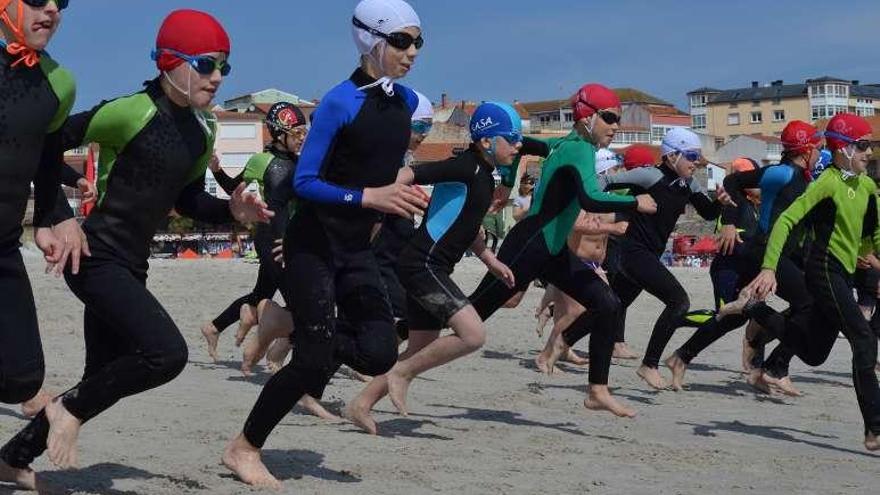 Salida de una de las pruebas disputadas en la playa de Laxe.