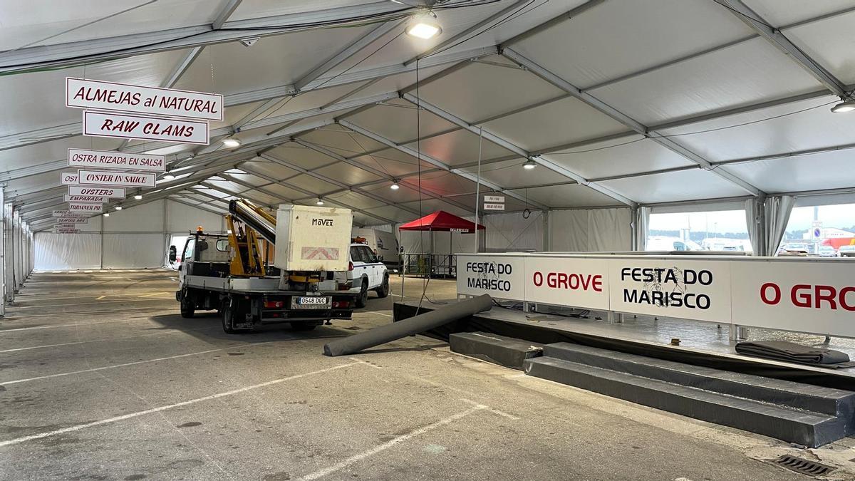 Los últimos retoques en la carpa donde se ubican las cajas de venta de tickets.