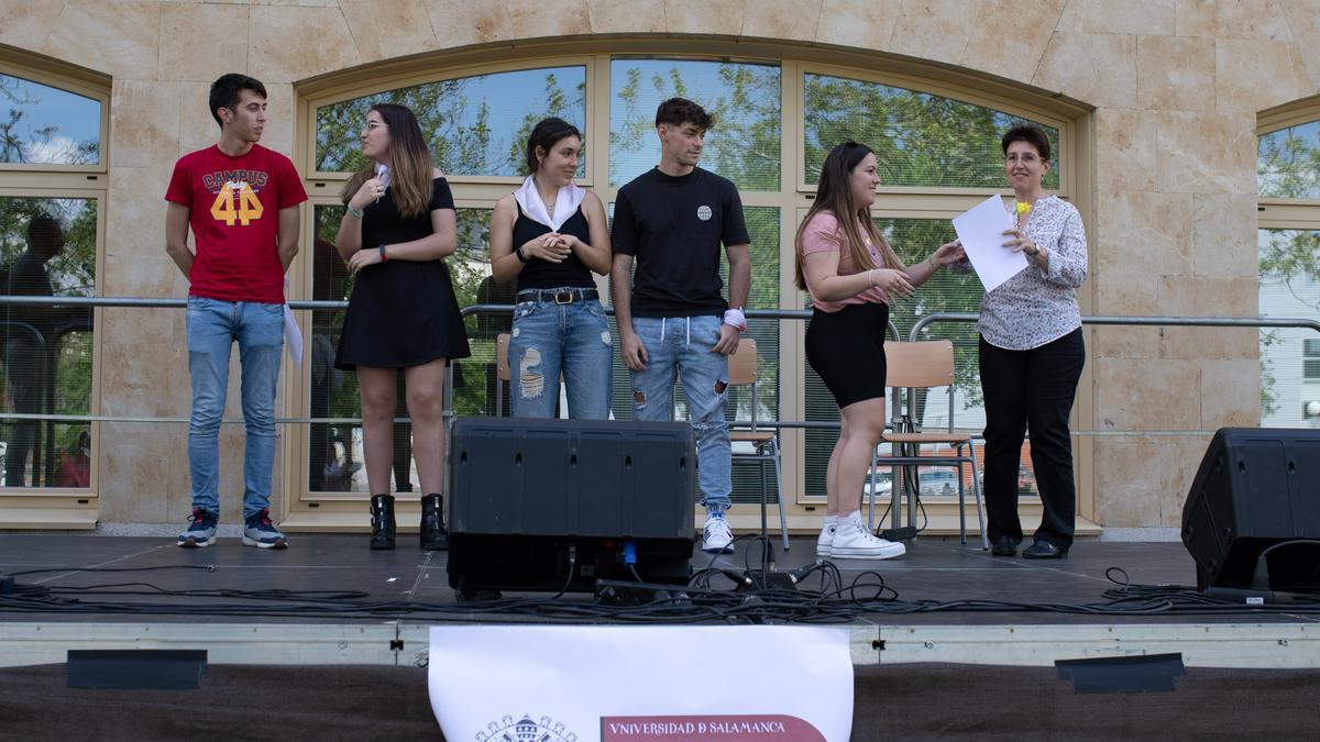 La profesora Susana Nieto (derecha) recoge su premio en el Campus Viriato de Zamora.