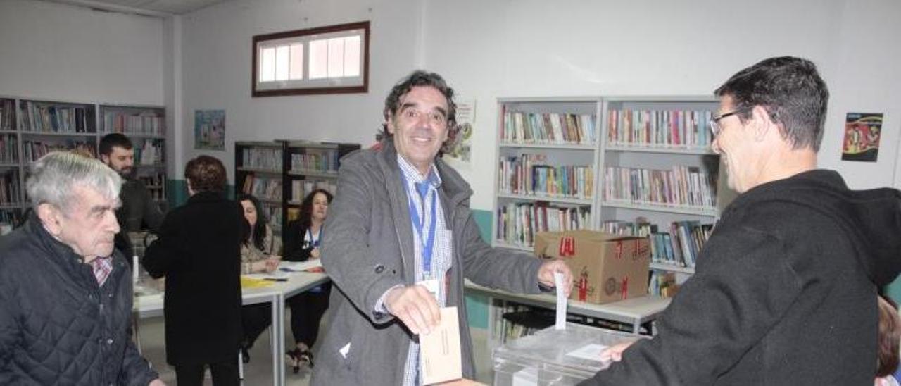 Julio Villanueva votando en las anteriores elecciones municipales. | // FARO
