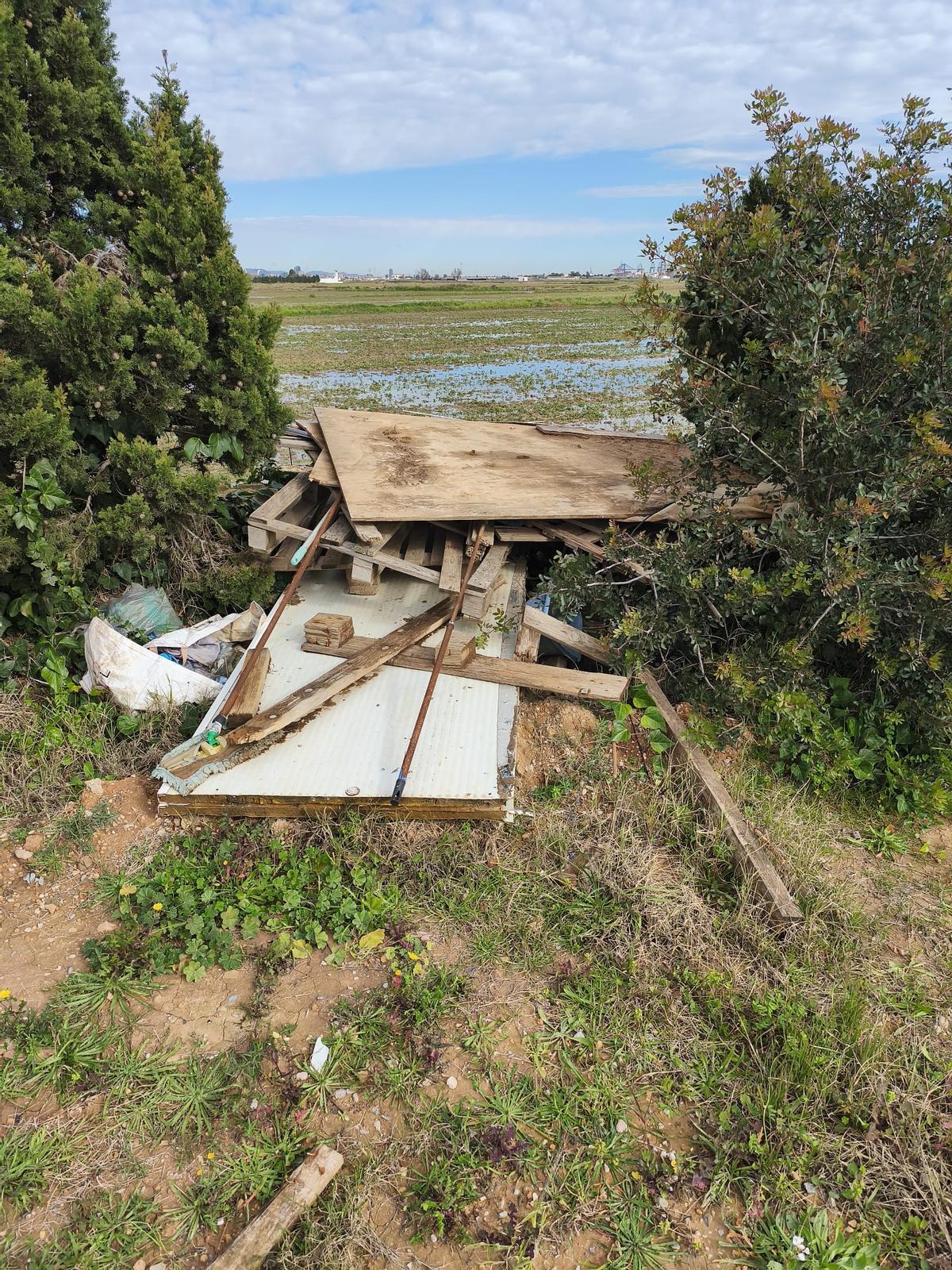 Escombros junto a un campo de arroz.