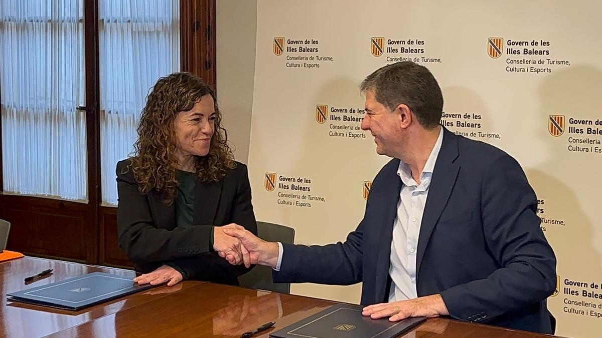 Rosario Sánchez y Jaume Bauzà, tras la firma del acuerdo.