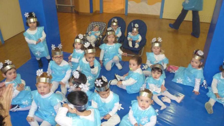 Fiesta de disfraces infantil en una escuela de Cudillero, en una foto de archivo.