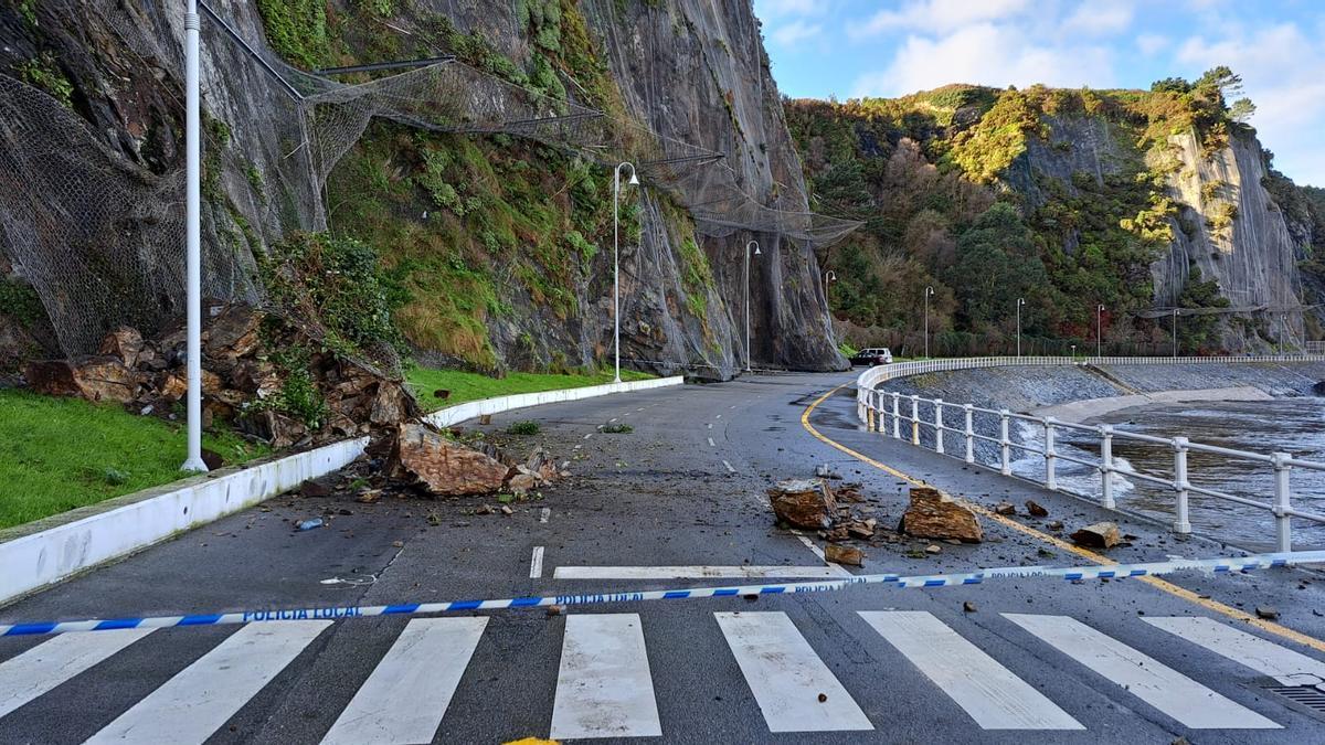 Estado en que quedó la carretera de la playa tras el desprendimiento.