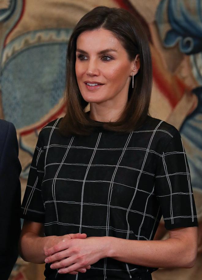 Letizia Ortiz con canas visibles y un marcado maquillaje terracota