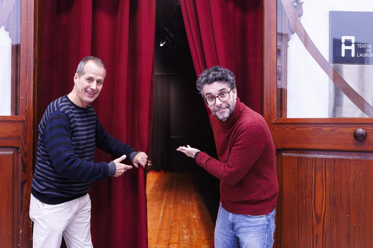 Joan Valentí i David Pintó conviden a entrar a la sala del Teatre de l’Aurora on s’estrena «Dones del 36»