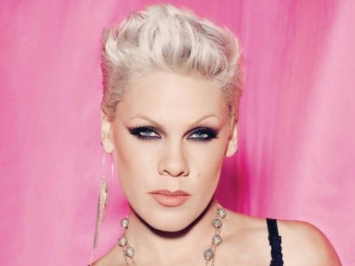 La cantante Pink arriesga en su 'look' con un corte con tupé.