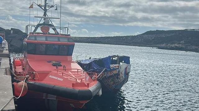 Cayuco arribado a El Hierro junto a una embarcación de Salvamento.