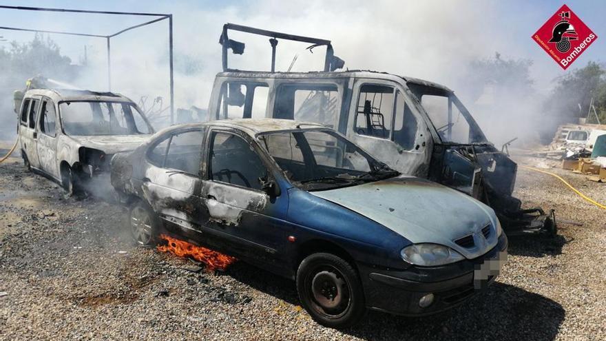 Coches calcinados tras el incendio en el solar de Torrellano