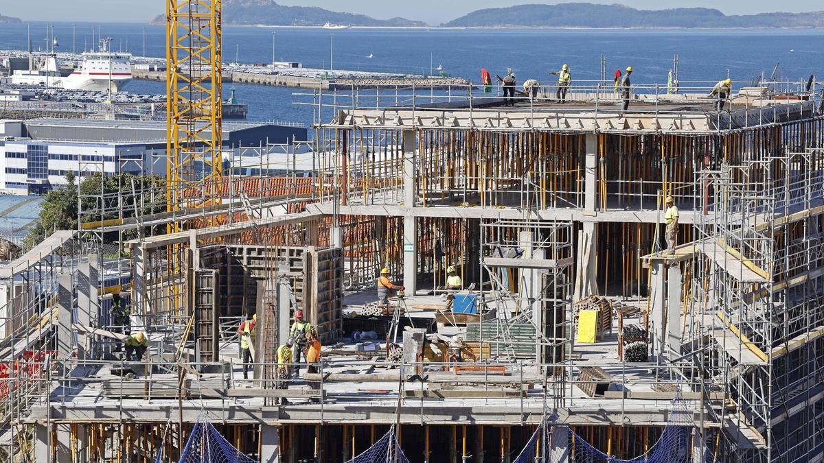Obras de construcción de un edificio de viviendas en Vigo.