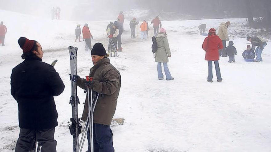 Deportistas en la Estación de Montaña de Manzaneda, en la pasada temporada de esquí.  // Iñaki Osorio