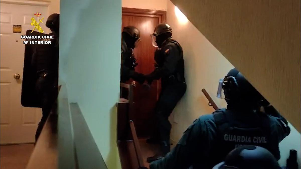 Agentes  de la USECIC de la Guardia Civil irrumpen en el domicilio de los ciberestafadores.