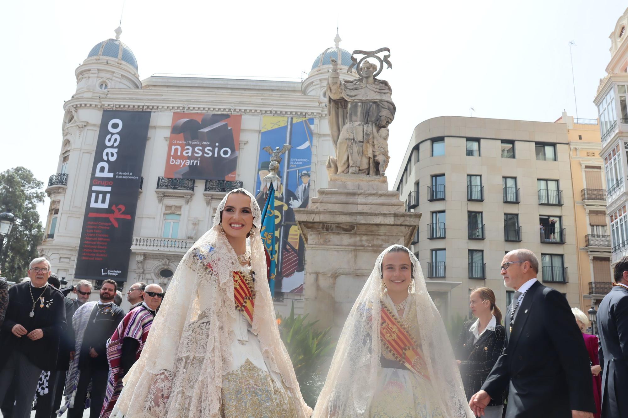 Las falleras ilustres de 2024 y 2023 en la Ofrenda de San Vicente