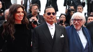 Johnny Depp regresa triunfal a Cannes y eclipsa a Michael Douglas, Palma de Oro de honor