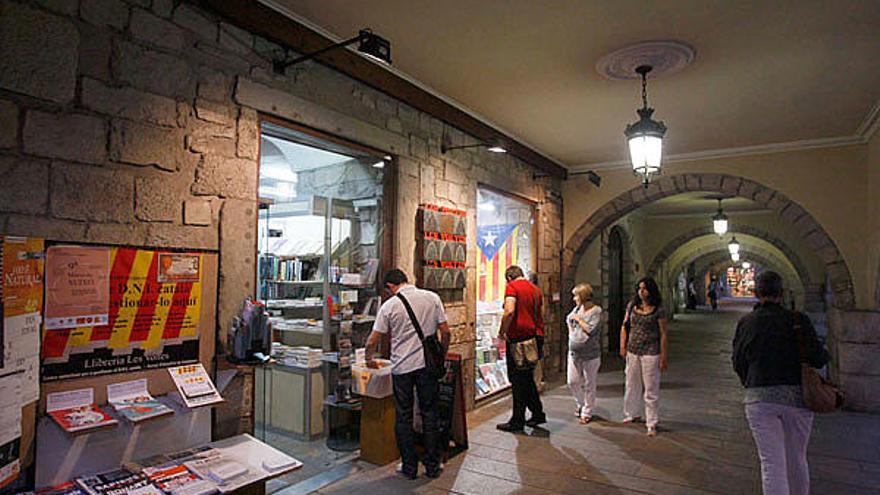 La Llibreria Les Voltes està situada als baixos de la Casa Carles, a la plaça del Vi.