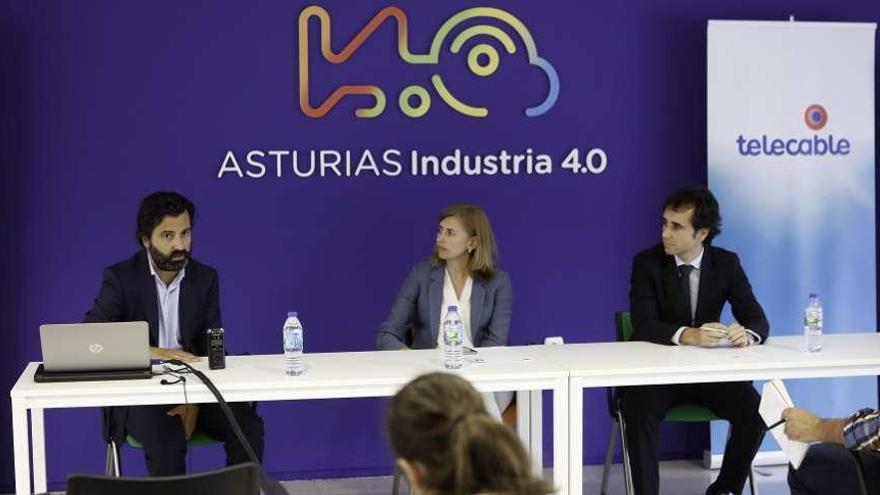 Por la izquierda, Javier Rodríguez, Eva Pando y Javier Fernández, ayer, en el Parque Tecnológico de Gijón.