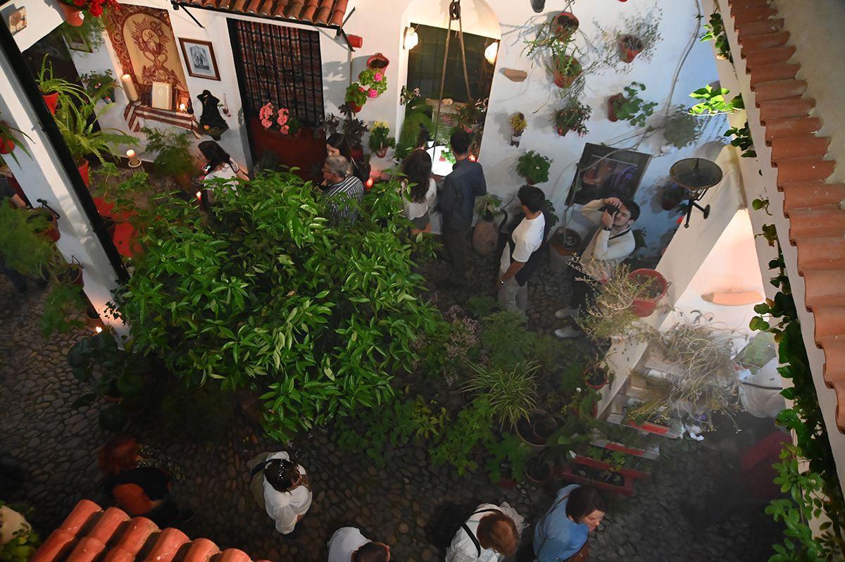 Interior de un patio durante un Jueves Santo.