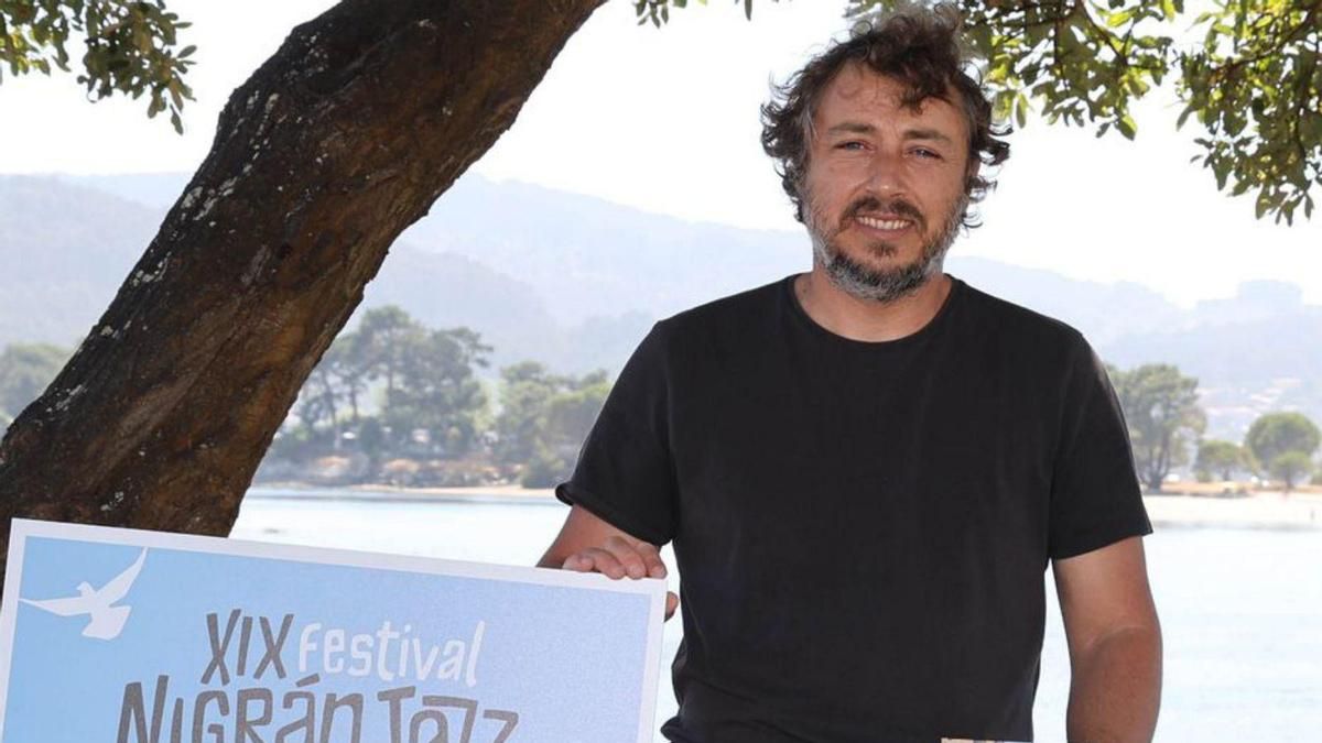 Manuel Cebrián amosa o disco e o cartel na Foz.