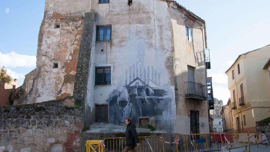 Casa afectada por la situación de ruina en la Rúa de los Notarios, en pleno recorrido `procesional.