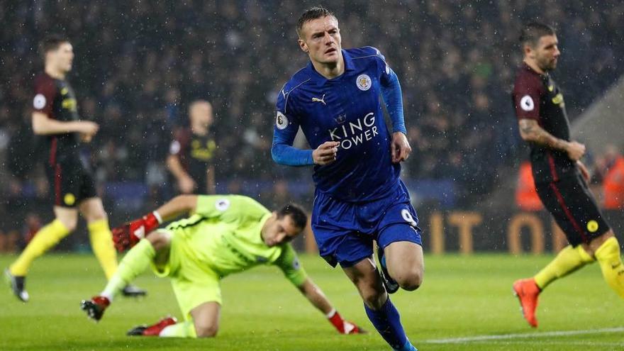 Vardy celebra uno de sus tres goles ante el City de Guardiola.