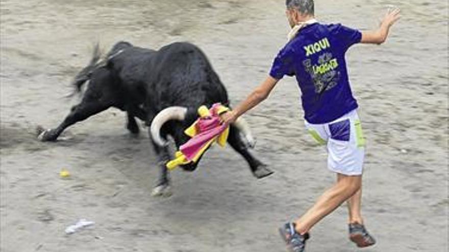 Moncofa torea dos cerriles ante un abarrotado recinto de cadafals