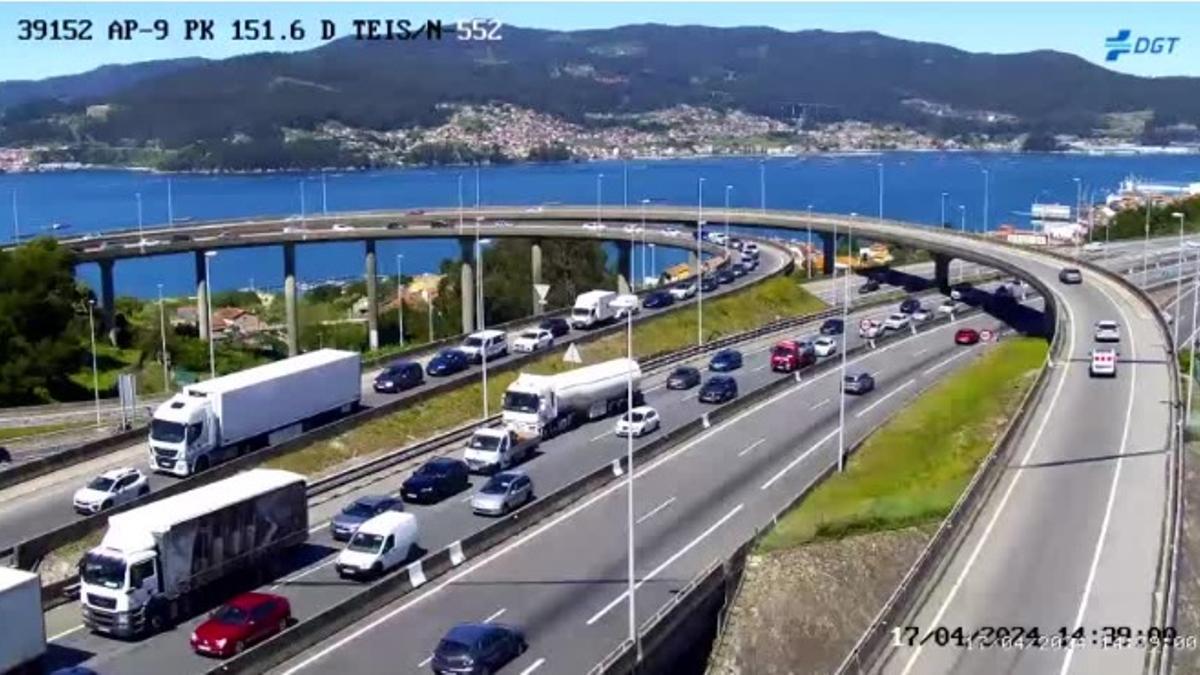 Camiones, autobuses y coches atascados metros antes del túnel de A Madroa, en la AP-9