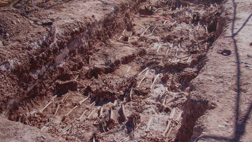 Fotografía de una de las fosas del cementerio San Rafael, que fueron objeto de exhumación para identificar a las víctimas fusiladas durante la Guerra Civil y la posterior represión.