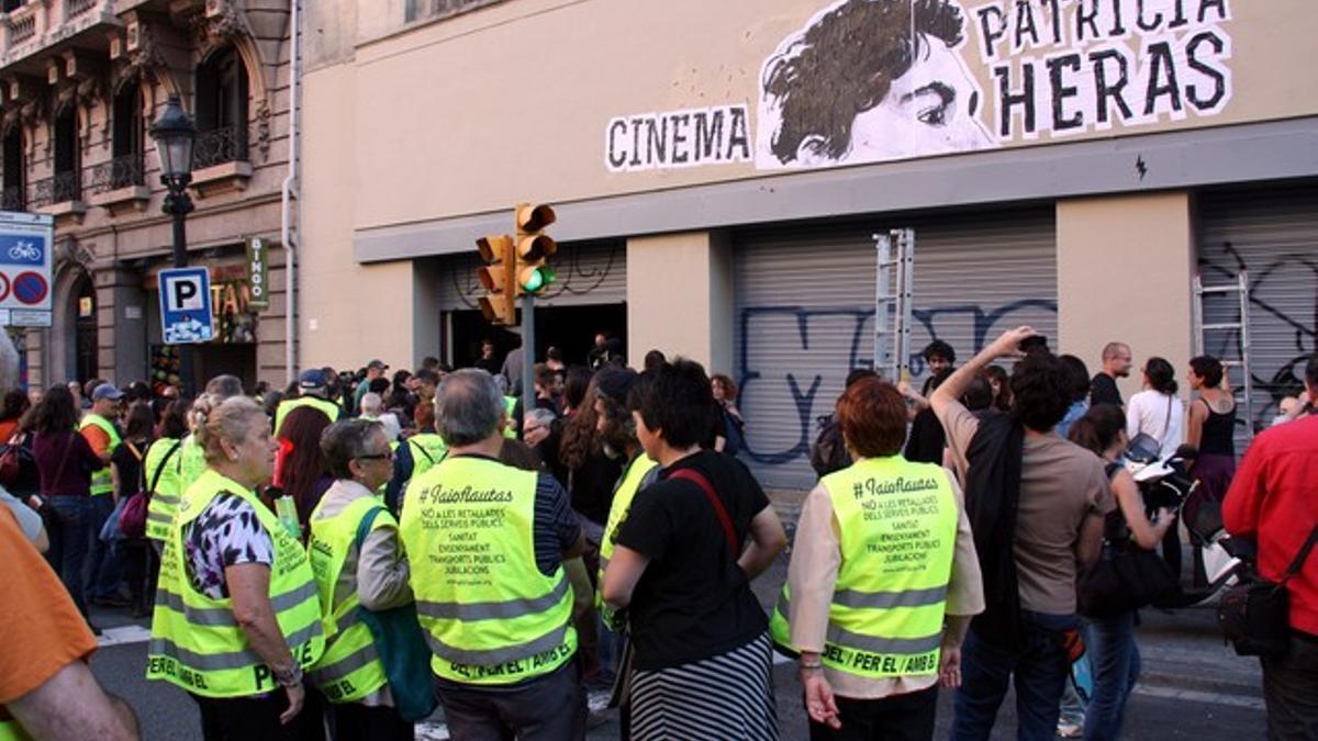 Los ocupantes del antiguo Palau del Cinema cortan la Via Laietana momentos antes de entrar en el local