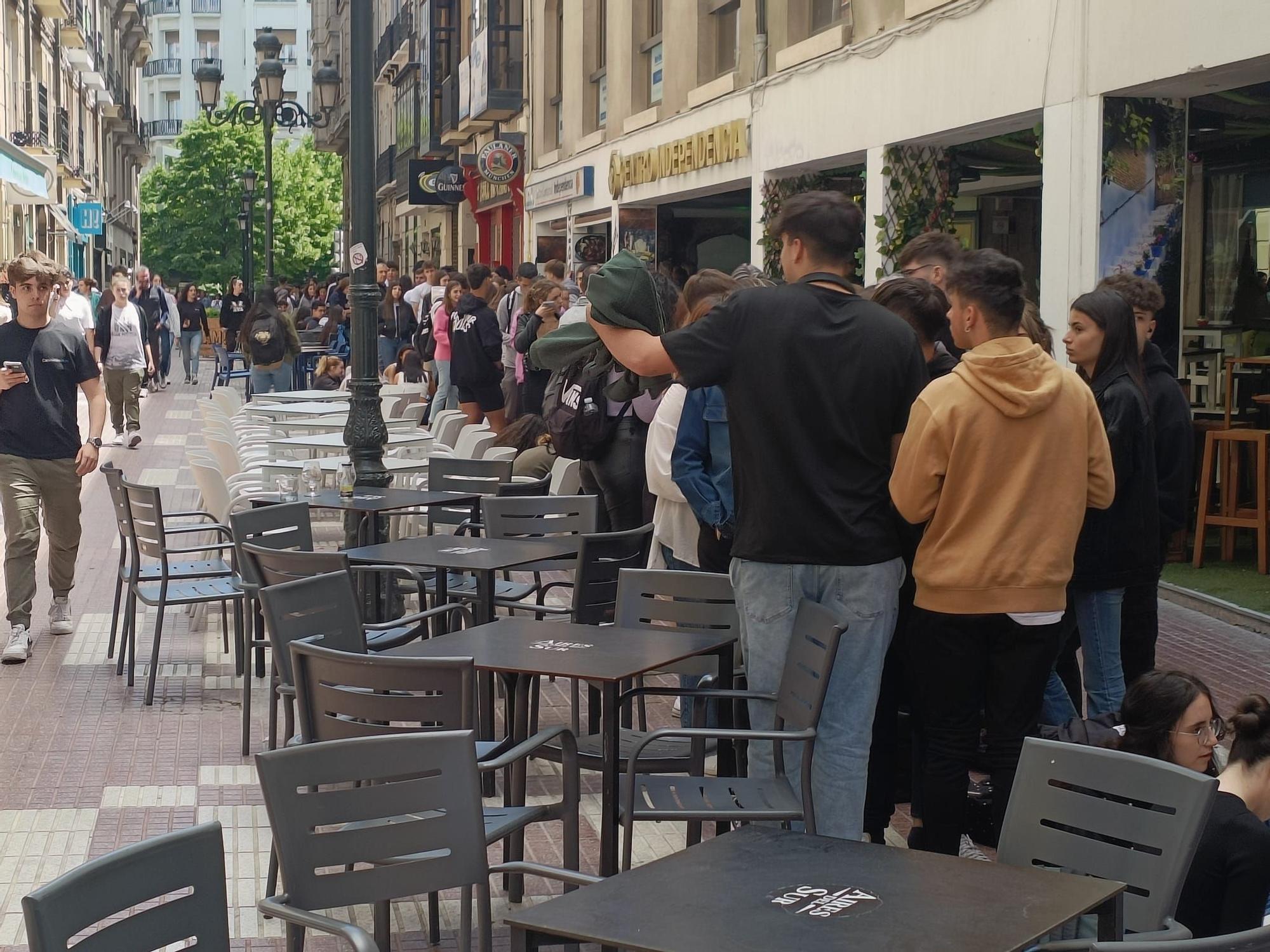 De calle Cádiz a plaza España: miles de jóvenes hacen fila para comprar las entradas de Espacio Zity en Zaragoza