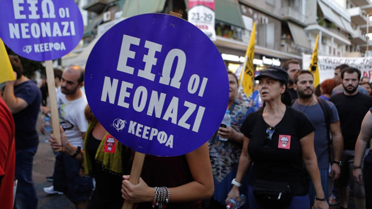 Manifestantes con pancartas de 'Neonazis fuera', tras el asesinato de un izquierdista en el 2013.