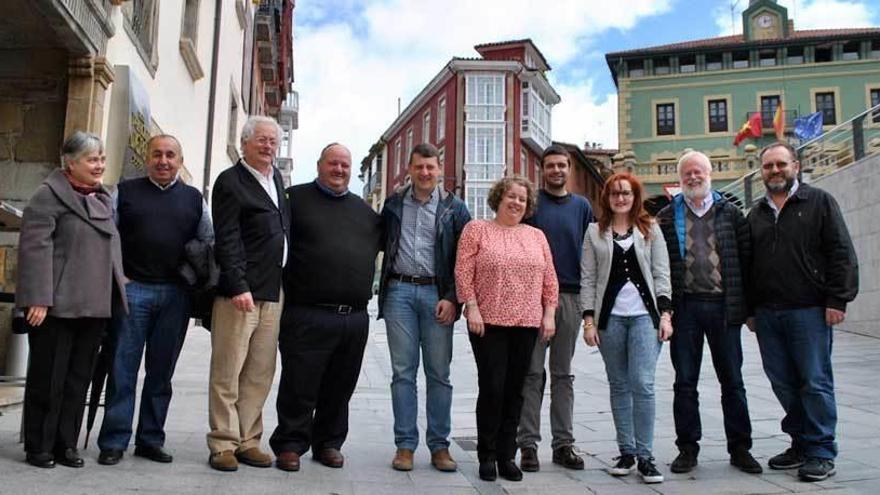 Azucena Lorenzo, Celestino Pertierra, José Feito, Juan García Gayo, José Ramón Feito Lorences, Ana Pérez Feito, Jaime Riesgo, Sofía Blanco, Roberto González-Quevedo y José Alba, ayer en Tineo.