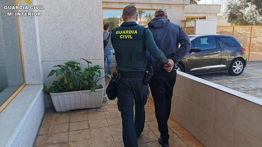 La Guardia Civil se lleva al detenido