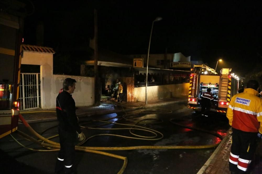 Los bomberos de Torrevieja y Almoradí han podido sofocar las llamas en el incendio de una pizzería en Torrevieja