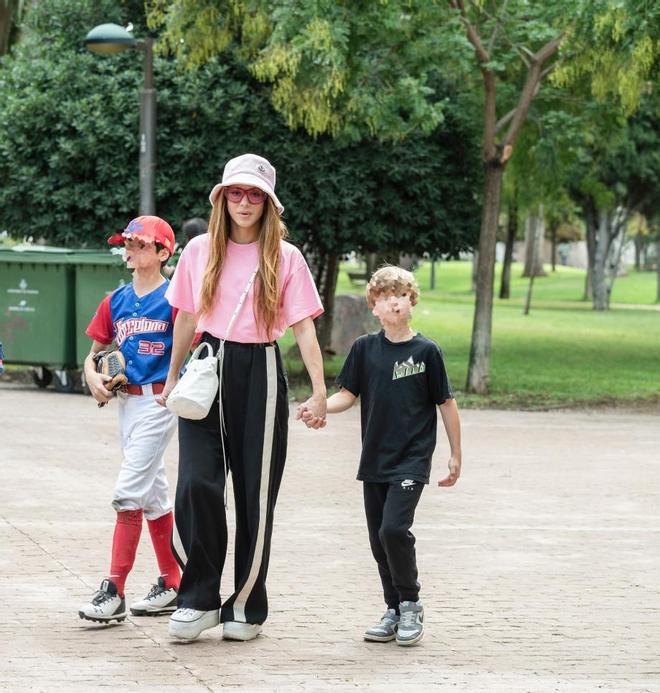 Shakira con pantalones anchos y zapatillas Converse