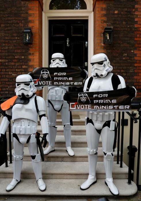 «Stormtroopers» demanen el vot a favor de Darth Vader al Regne Unit